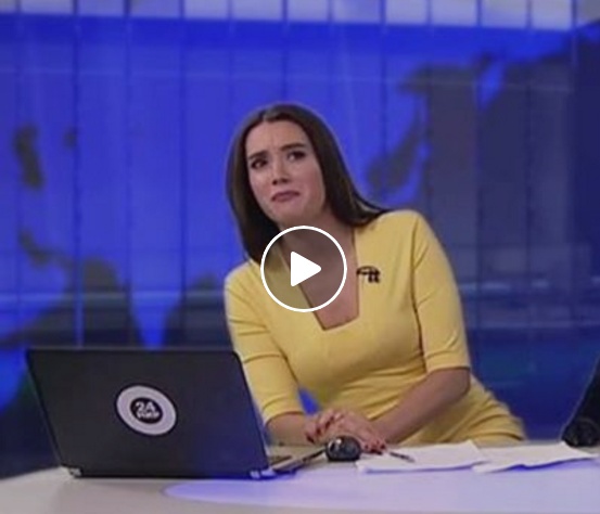 بالفيديو - كلبٌ يقتحم استوديو أخبار.. شاهدوا رد فعل المذيعة!!