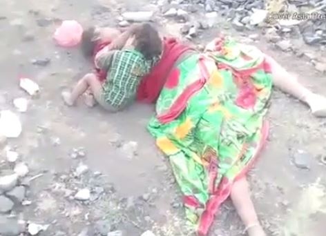 فيديو (18+) - طفل يرضع من أمه الميتة في مشهد صادم!