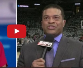 بالفيديو - مراسل يبتلع حشرة مباشرةً على الهواء.. شاهدوا ماذا حصل معه