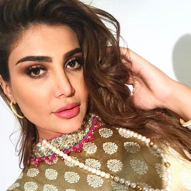 بالفيديو- أمل العوضي تحقن شفتيها بالفيلر...  شاهدوا كيف أصبح شكلها