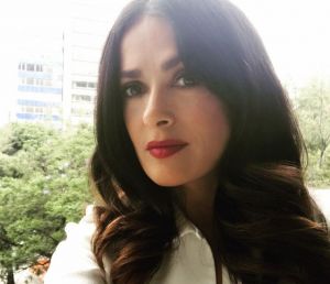 الصور- في أقل من ٤٨ ساعة... أربع اطلالات مختلفة كلياً لسلمى حايك في مهرجان كان..كم مرة صبغت شعرها؟!!