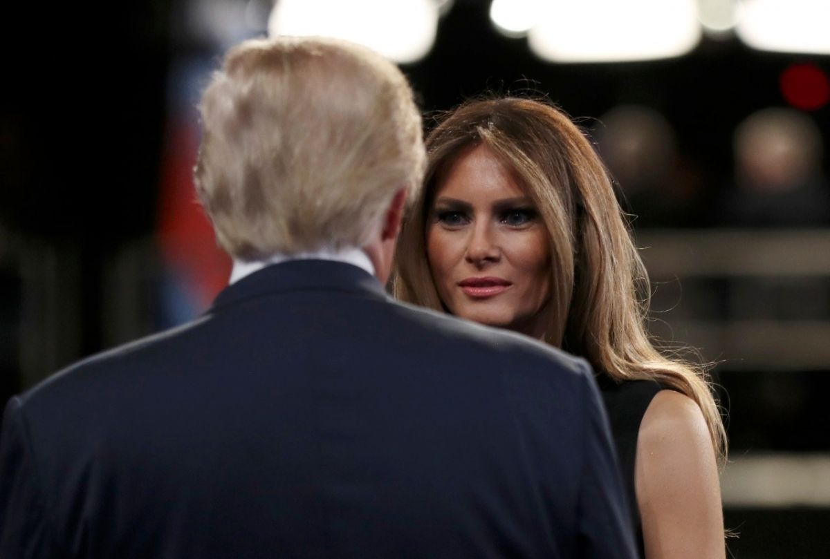 بعد رفضها الإمساك بيد زوجها – رجل يشجّع ميلانيا ترامب على التخلّي عنه... هذا ما قاله لها