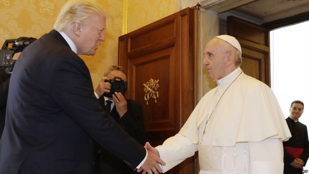 بالفيديو - ما حقيقة تحرش دونالد ترامب بالبابا؟؟ إليكم التفاصيل