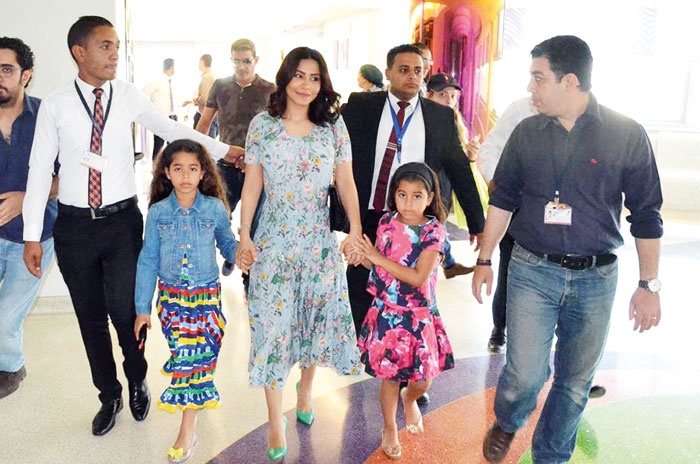 شيرين وابنتاها في مستشفى سرطان الأطفال