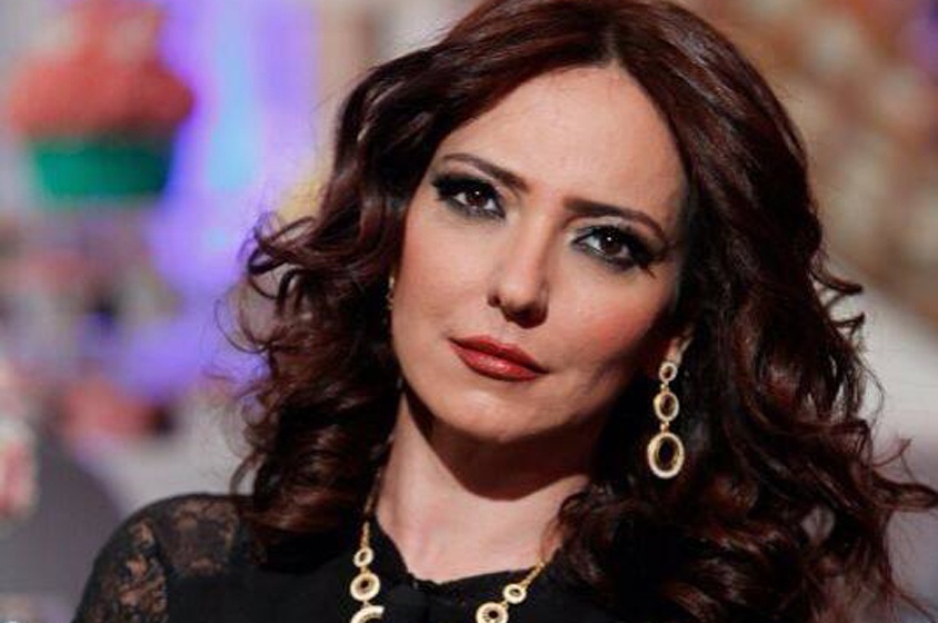 بالصور - امل عرفة مفجوعة على نعش والدها الملحن الكبير