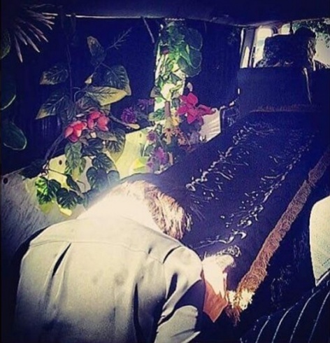 بالصور - طليق امل عرفة في جنازة والدها...وهي تنهار