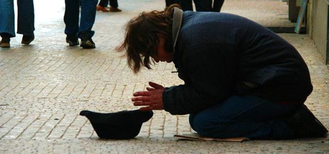 بالصور - تعرفوا الى الممثل العربي الشهير الذي أنقذه رمضان من الإفلاس والتسوّل!