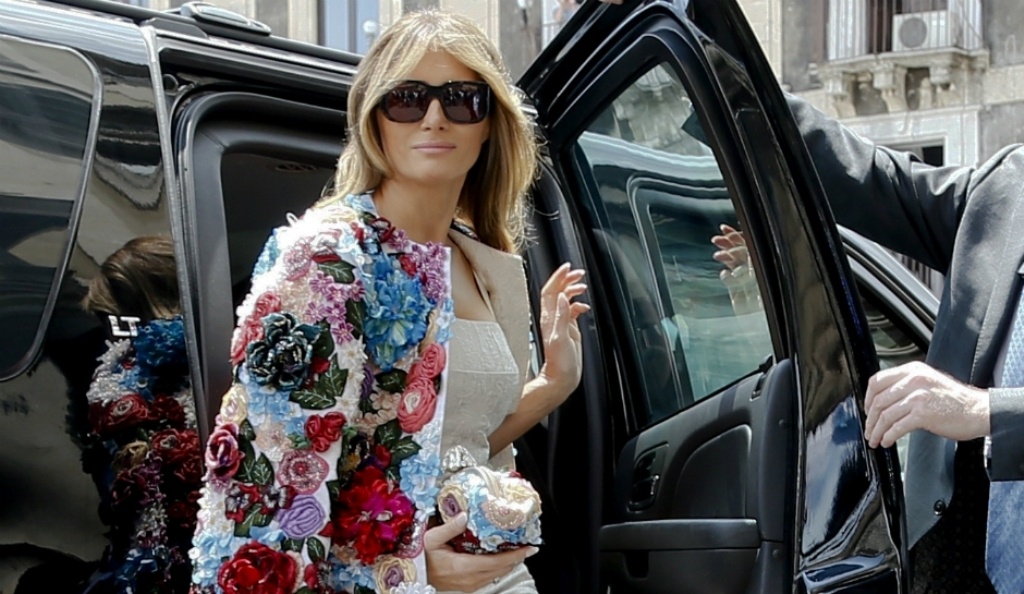 سترة ميلانيا ترامب ذات الـ51 ألف دولار تثير الجدل مجدداً... ما يجب أن تدفعوه لحجزها خيالي