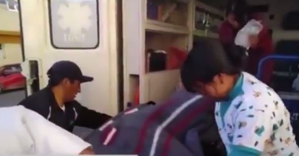 بالفيديو - حامل تسقط مرتين من سيارة الإسعاف.. وهكذا انجبت طفلها!