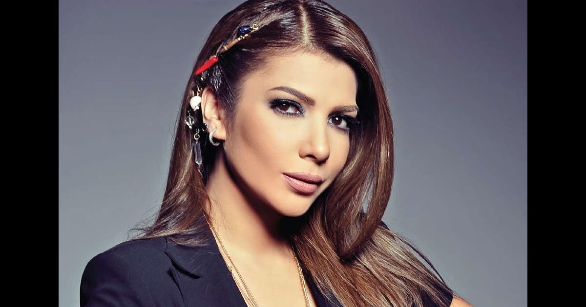 بالفيديو - أصالة تخلع حذائها على الهواء.. شاهدوا ردّ فعل المذيع!