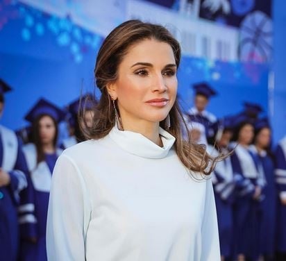 الملكة رانيا تخطف الانظار بصورة مع ابنتها.. هكذا تضع لها الماكياج!