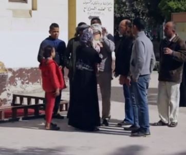 بالفيديو - مصرية تترك طفلها أمام المسجد.. شاهدوا رد فعل الناس!