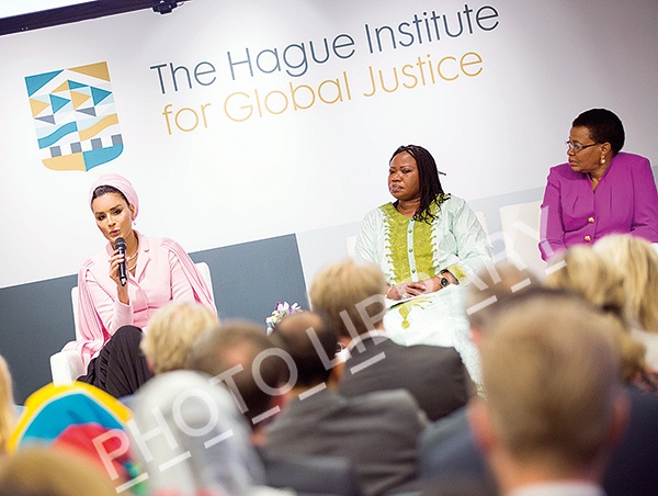 الشيخة موزا تدعو المجتمع الدولي للالتزام بحماية التعليم في مناطق النزاع