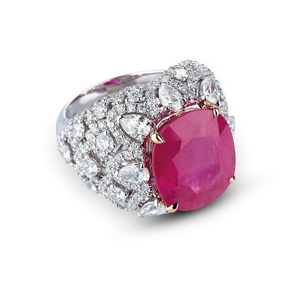 خواتم ملكية من Mouawad بتوهّج الألماس والأحجار الكريمة