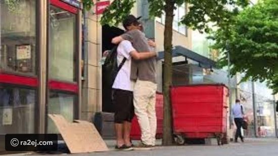 بالفيديو - شاب مسلم يُحدث صدمة جديدة في مانشتسر... ما فعله مذهل وغير متوقع