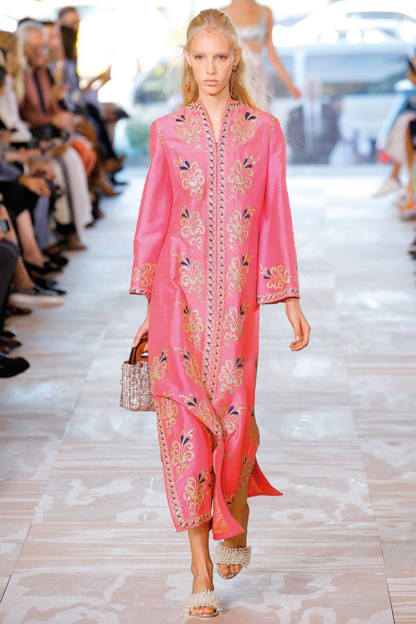 تعلمي تنسيق الزهري مع الذهبي لإطلالة كأميرة الحكايات