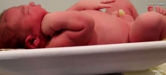 بالفيديو - أم تلد طفلا وزنه أكثر من 6 كيلو.. شاهدوا ردّ فعلها!