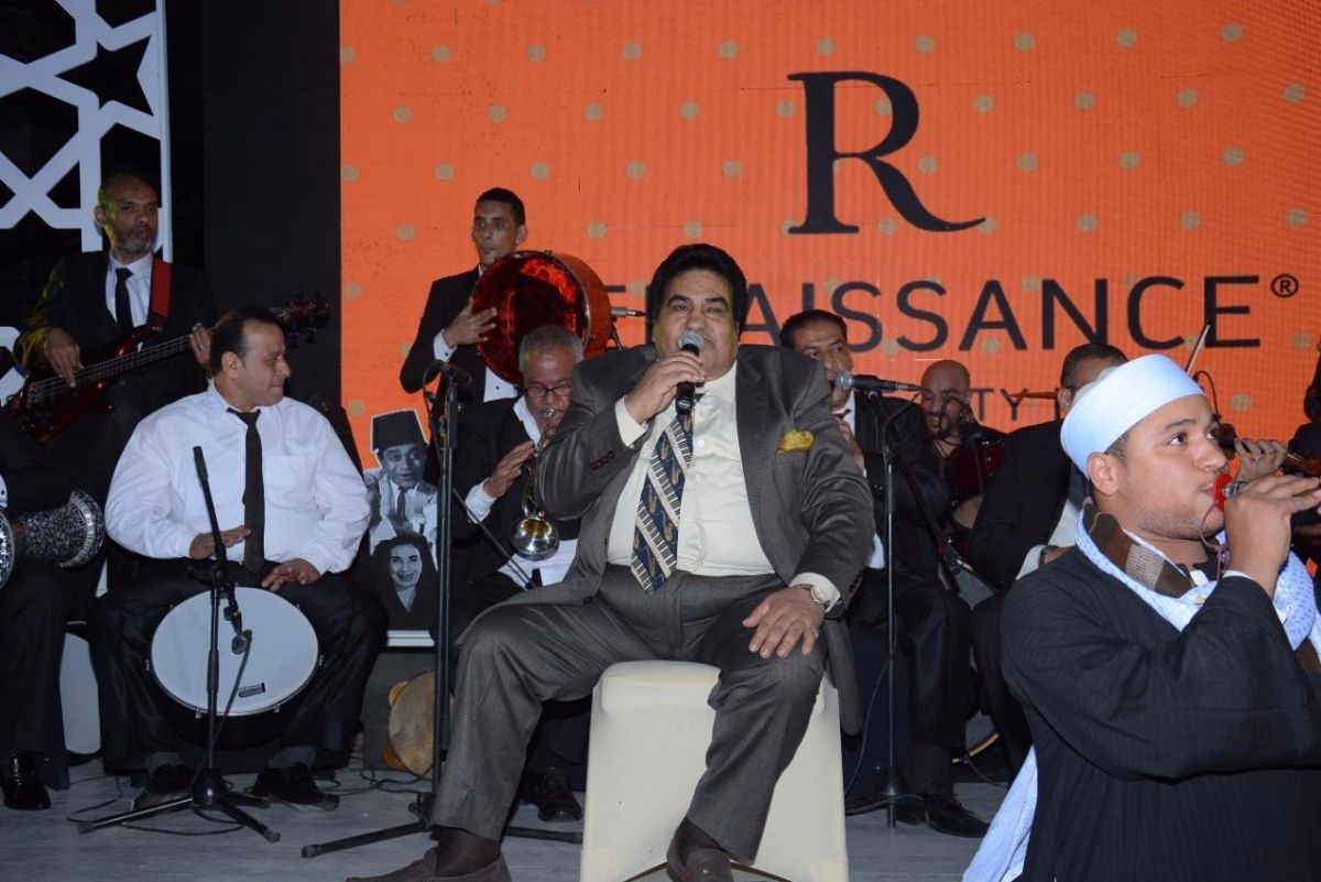 بالصور- أحمد عدوية يواصل الغناء جالساً .. ماذا عن حالته الصحية؟