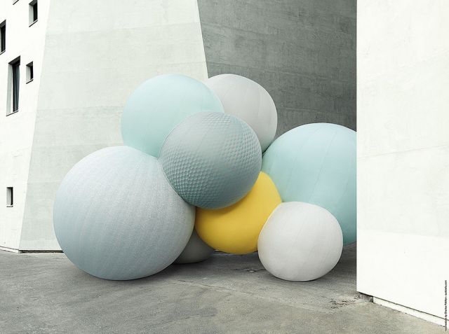 بالونات عملاقة ملبّسة بالقماش لخلق تأثيرات زخرفية مثيرة