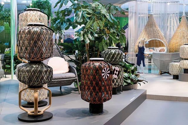 مبتكرات من القش تسافر بالزائر إلى مناطق بعيدة من دون أن يغادر مساحة العرض