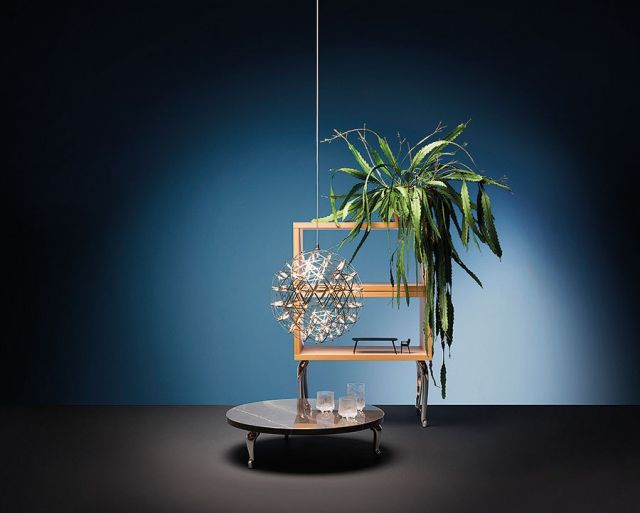 ثريا فاخرة من المعدن والكريستال من مجموعة «موا»