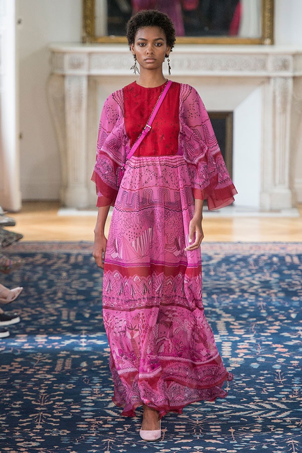 بالصور- اختاري اللون الوردي لإطلالتك الرمضانية