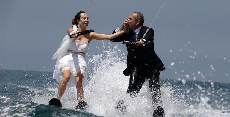 شاهدوا كيف احتفل عريس وعروس لبنانيين بزواجهما بأغرب طريقة!