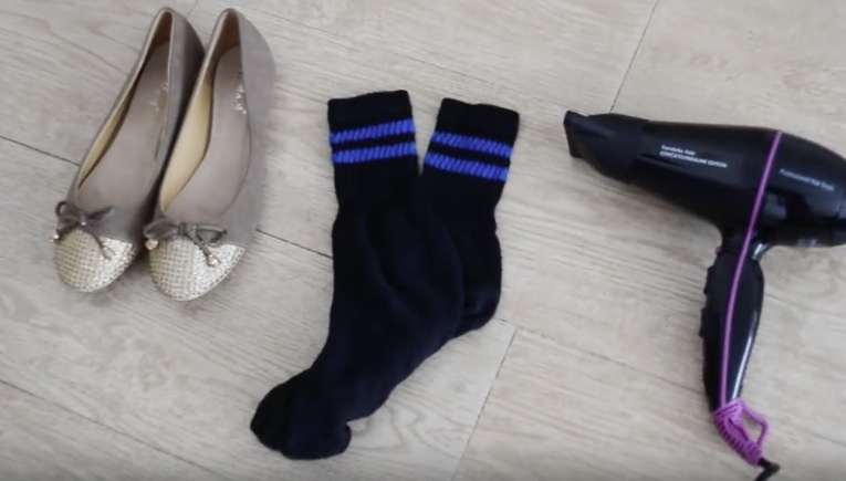 بالفيديو - شاهدي كيف تتخلّصين من ألم الحذاء الجديد في 5 دقائق... حيلة مذهلة