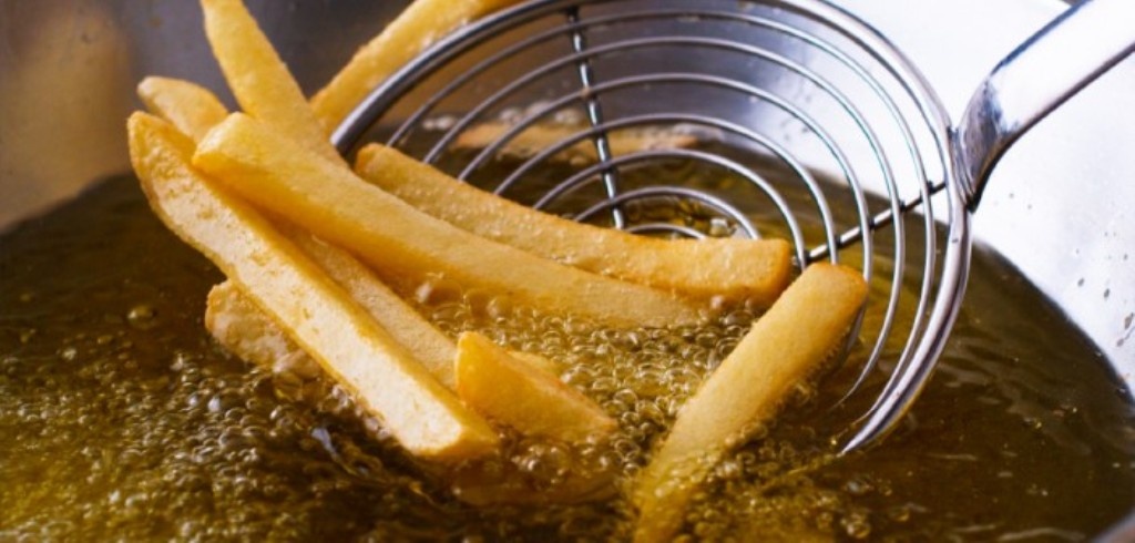 حيلة لم تفكري بها من قبل... هكذا تمنعين انتشار رائحة زيت القلي في منزلك