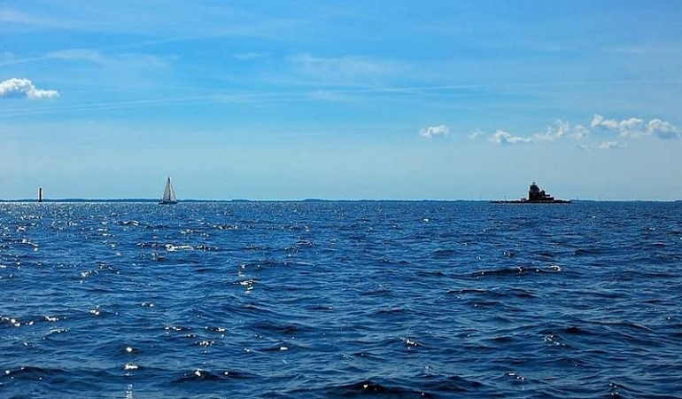 صورة تشعل مواقع التواصل.. عروسان بثياب الزفاف وسط البحر!!