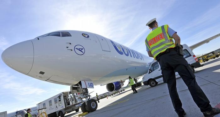 مازح الشرطة قائلاً إن زوجته تحمل قنبلة... لن تصدقوا ما فعلوا به!!