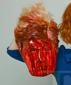 الممثلة التي حملت رأس ترامب وهو مضرج بالدماء تبكي بحرقة!! ماذا حصل لها؟