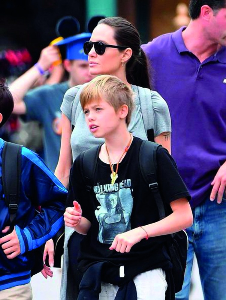 أنجلينا جولي مع أولادها في ديزني لاند