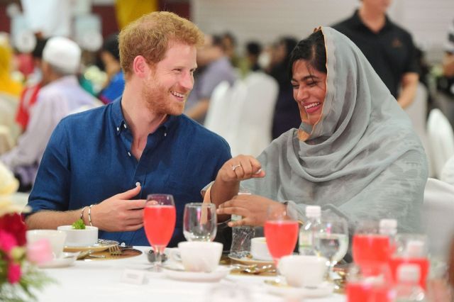 بالفيديو والصور - الأمير هاري يحضر إفطاراً رمضانياً.. شاهدوا عفويته