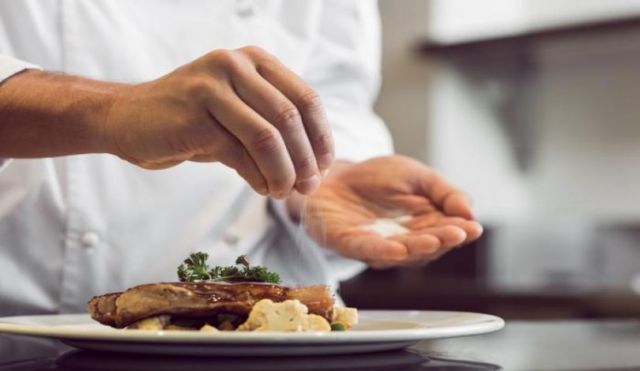 في رمضان.. ما هي كمية الملح المناسبة في الطعام؟