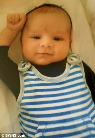 بالصور - طفل مصاب بمرض نادر.. يشرب الحليب ليبتسم!