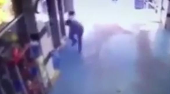 بالفيديو - مزاح بين صديقين ينتهي بمأساة كبيرة!