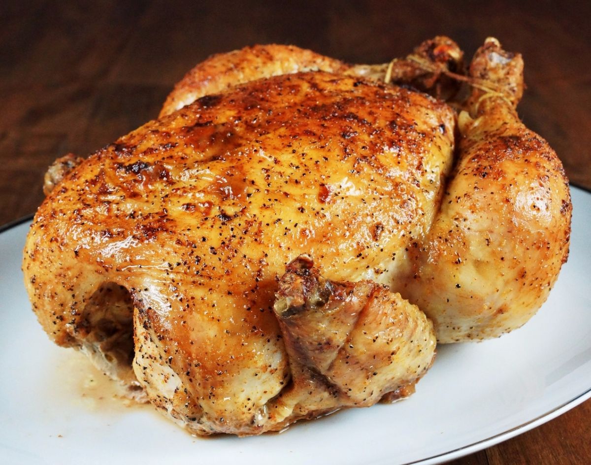 ليبقى لحم الدجاج المشوي في الفرن طرياً... جرّبي هذه الحيلة المذهلة