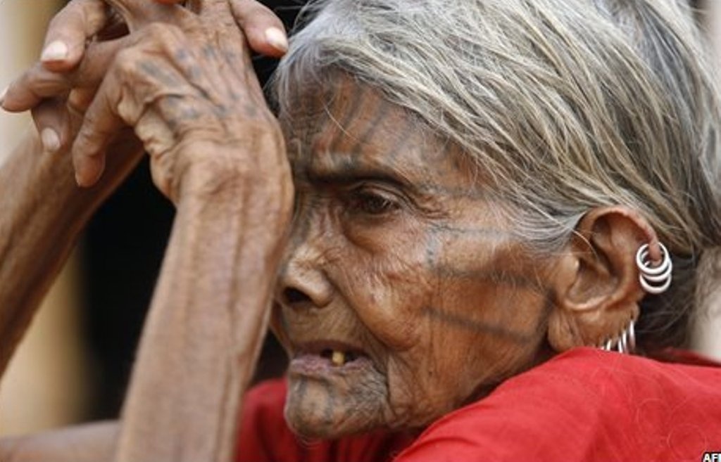 فيديو صادم - امرأة تضرب والدتها المسنّة بقسوة... شاهدوا التفاصيل المروّعة