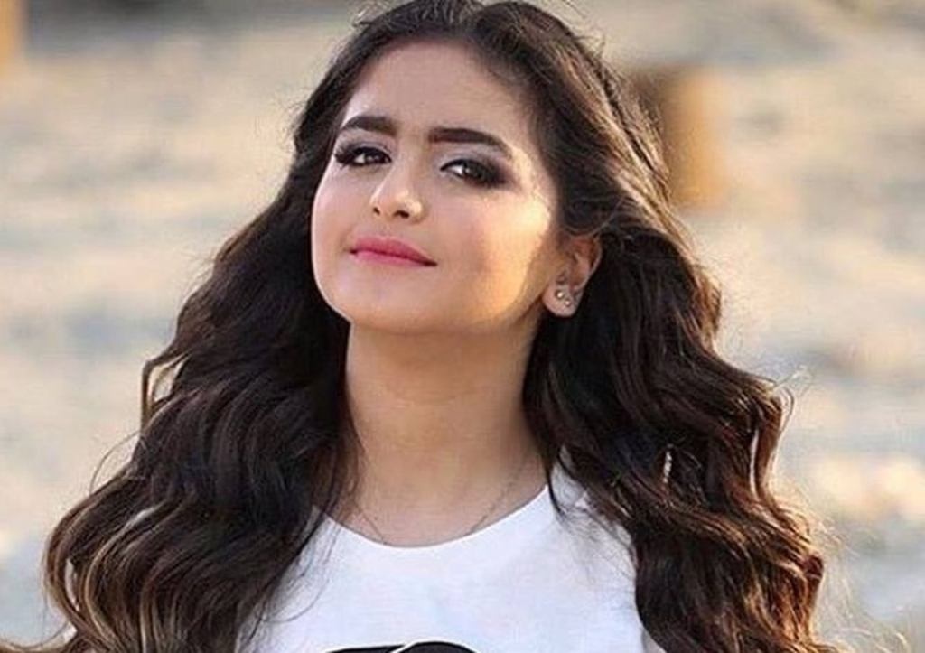 بالفيديو- جدّة حلا الترك تستغلّ صوتها... شاهدوا ما شجعتها على فعله