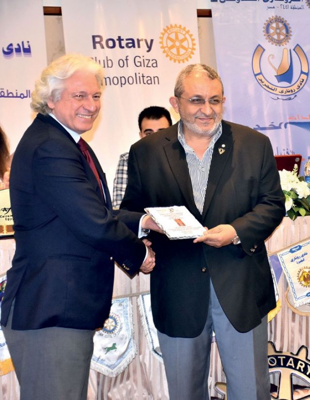 مسؤولو النادي أثناء تكريم الفائزين
