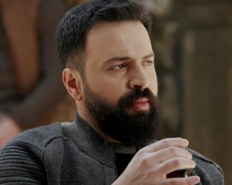 قطعة صغيرة في فم تيم حسن تثير حيرة مشاهدي