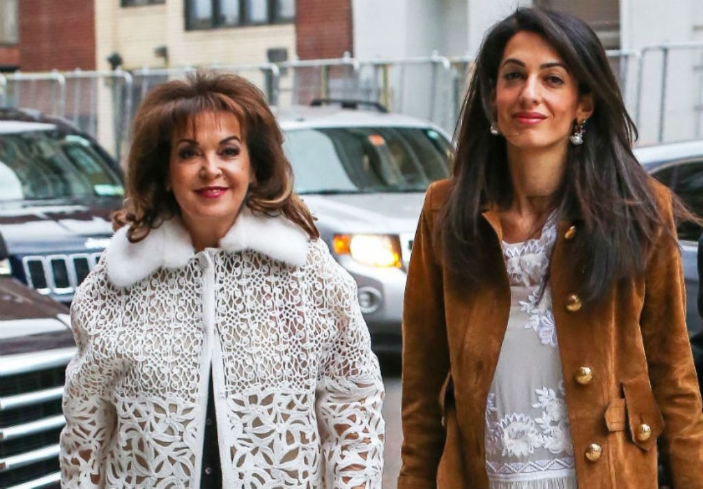 بالصور - شاهدوا أول ما فعلته والدة أمل كلوني من أجل حفيديها... وماذا أهدتهما؟