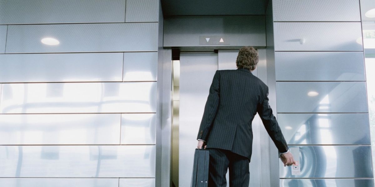 فيديو لأصحاب القلوب القوية- رجل يتعرض للسحق بالمصعد... شاهدوا ما حدث له!