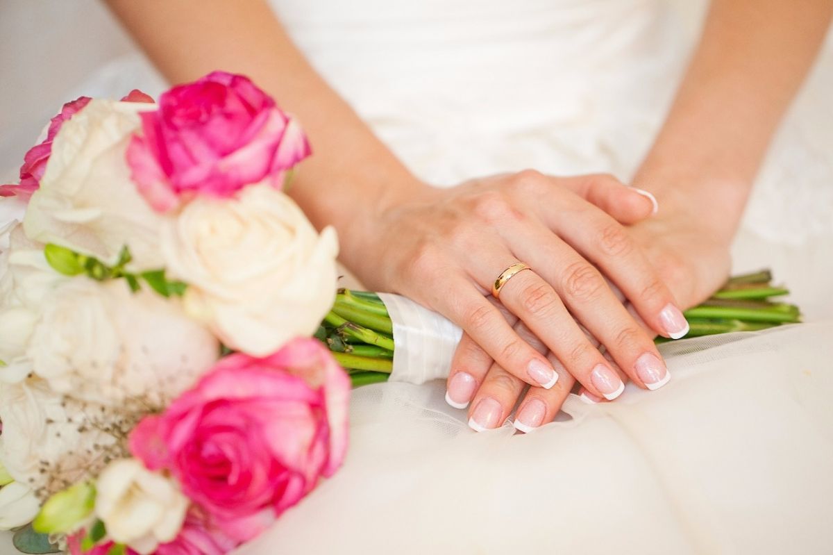 خطوات بسيطة لطلاء أظافر متميّز في يوم زفافك... الثالثة هي الأهم