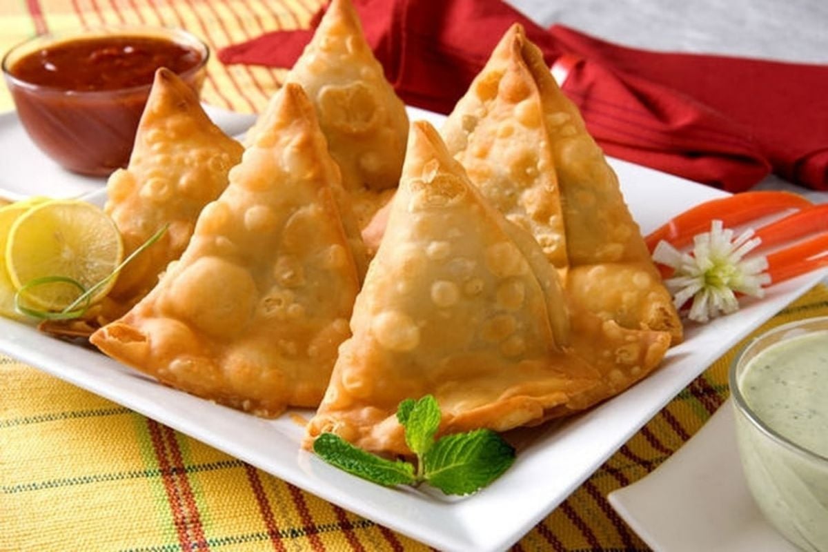 بهذه الطريقة تمنعين السمبوسك من امتصاص الزيت... إفعلي هذا قبل قليها