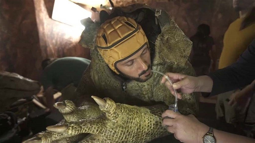 السؤال الذي حيّر المشاهدين - ماذا يشرب رامز جلال قبل ارتداء 