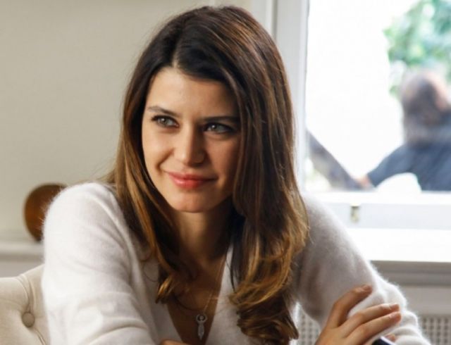 بالصور - بيرين  سات تحقق حلم فتاة عراقية.. شاهدوا ماذا اهدتها؟