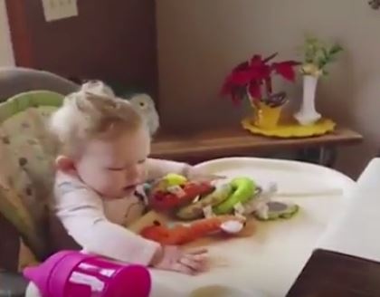 بالفيديو - رد فعل هستيري لأم تفاجأت بكلمة 