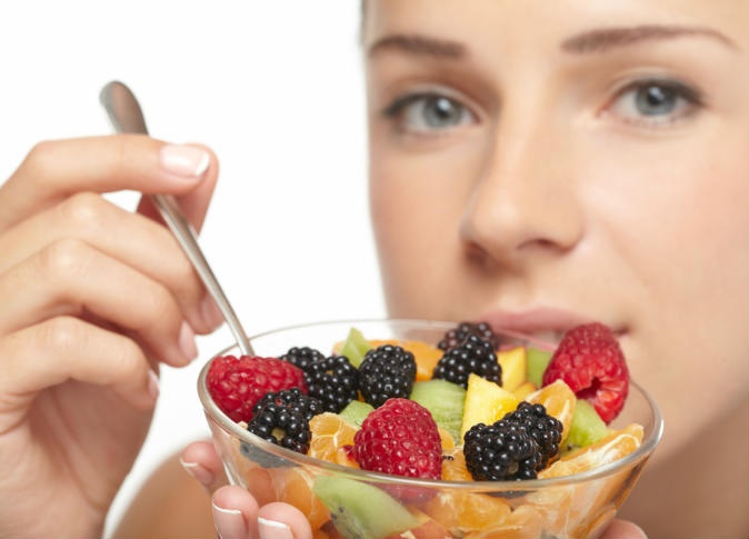 هل تأكلين الفاكهة بعد الطعام؟ لا ترتكبي هذا الخطأ مجدداً!!